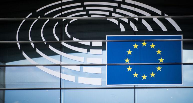Επιτροπή του Ευρωκοινοβουλίου ζητά νέα νομοθετική παρέμβαση για την προστασία των δικαιωμάτων των δημιουργών στην αγορά του AI